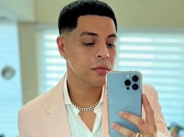 Eduin Caz, de Grupo Firme, alerta a sus fans tras aparecer en la cama de un hospital