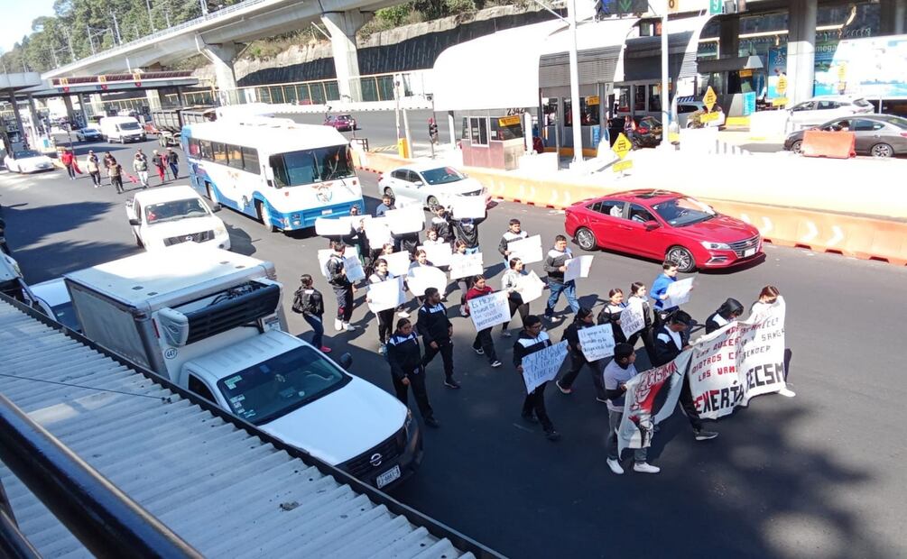 Normalistas de Tenería, Edomex realizan marcha silenciosa; buscan diálogo con la SEP. Foto: Especial