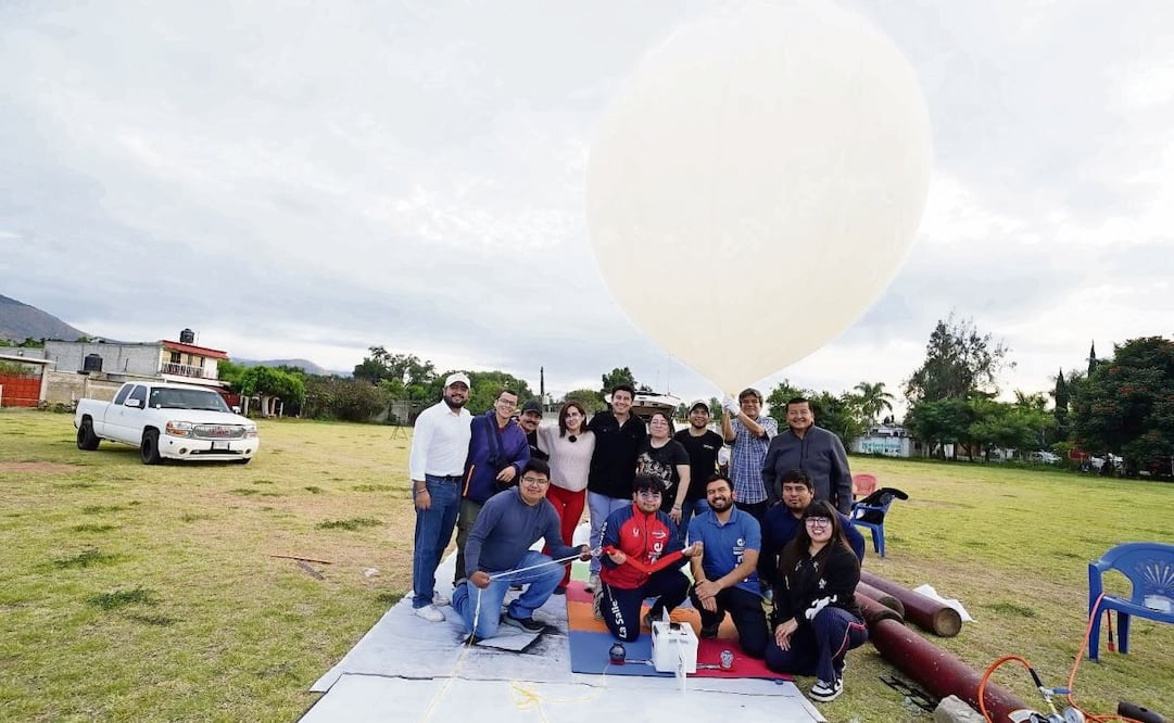 Integrantes del proyecto Za De Beleguí, que significa en zapoteca nube de estrellas, lanzaron a la estratósfera artesanías a través de un globo estratosférico no tripulado. Foto: ESPECIAL