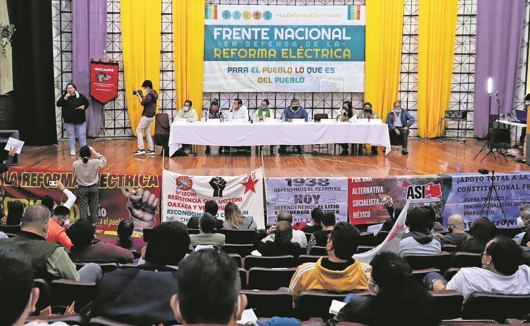 En la sede del Sindicato Único de la Industria Nuclear, representantes de más de 100 organizaciones y morenistas crearon ayer el Frente Nacional de Respaldo a la Reforma Energética. Foto: Fernanda Rojas