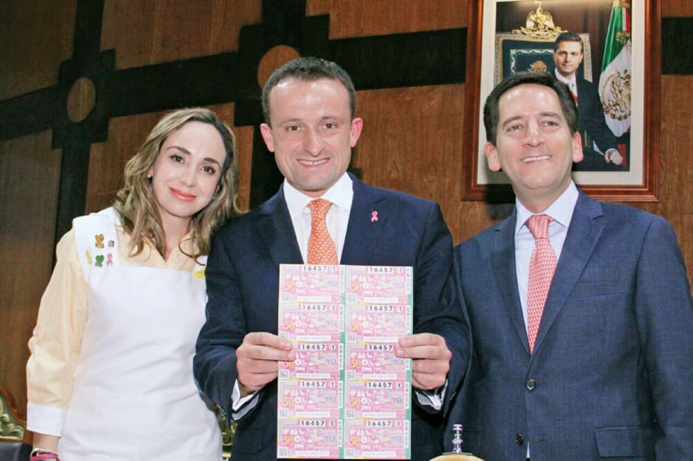 Jimena Galindo de Arriola, presidenta honoraria del Voluntariado IMSS; Mike l Arriola, director del instituto, y Eugenio Garza, representante de la Lotería (FOTOS: CORTESÍA)