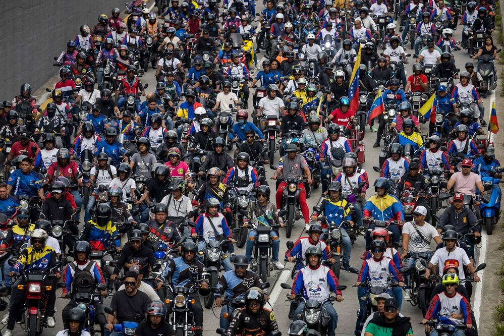 Cientos de motociclistas simpatizantes del chavismo rodaron por varias calles de Caracas en respaldo al presidente venezolano, Nicolás Maduro, y en contra de las que señalaron como "amenazas" de Estados Unidos. Foto: EFE