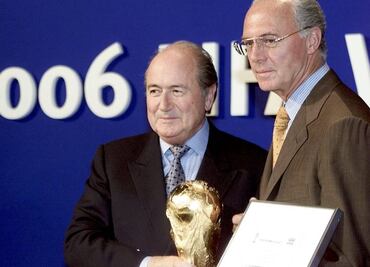 Blatter califica de "absurda" la versión de Beckenbauer