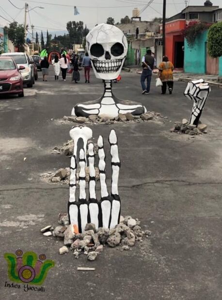 Calaveras "rompen" pavimento en Tláhuac por Día de Muertos