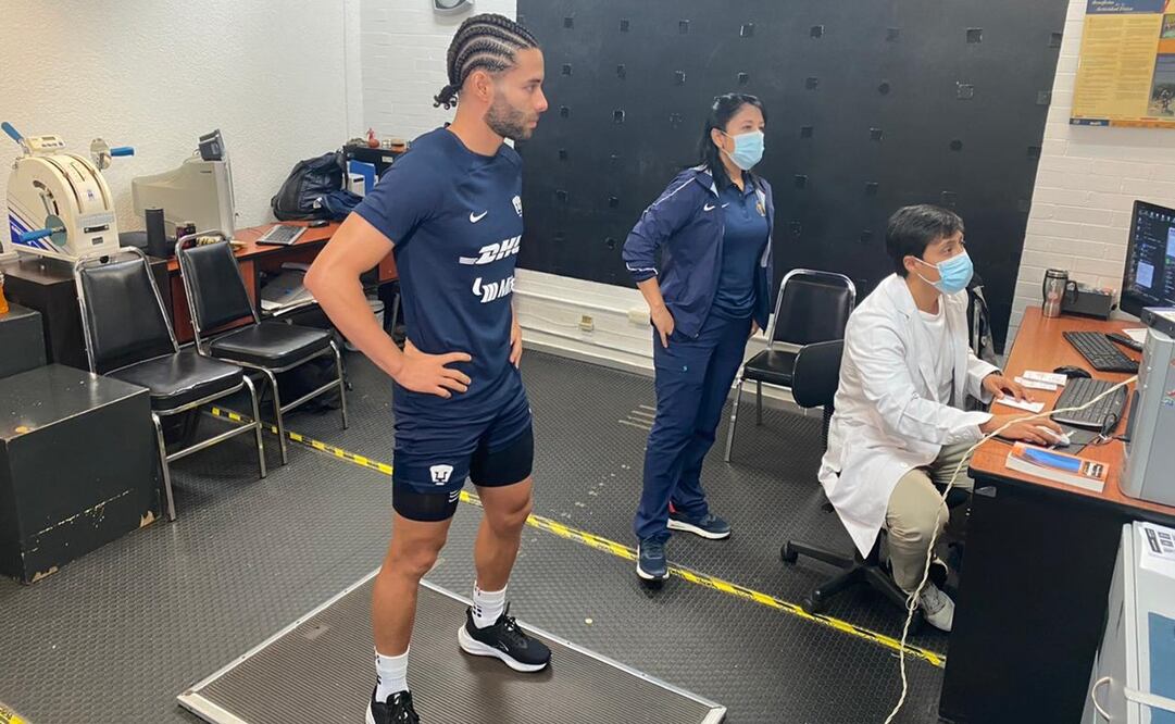Chino Huerta en exámenes médicos con Pumas - Foto: Nicolás Schiller Solti