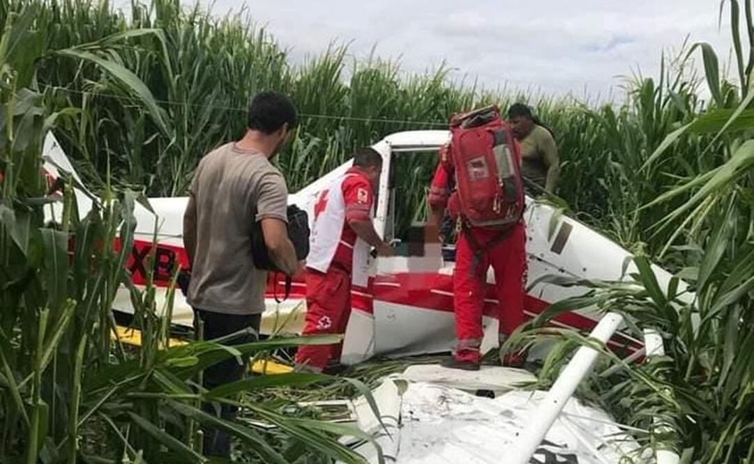 Equipo especial, elementos de Protección Civil y de Bomberos lograron rescatar al piloto que a simple vista solo presentaba algunos golpes, sin embargo, éste tuvo que ser enviado a un hospital para su atención. Foto: Cortesía.