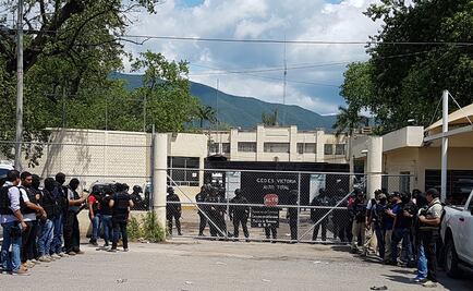 Policías comparten comida con familiares de reos de penal de Cd. Victoria