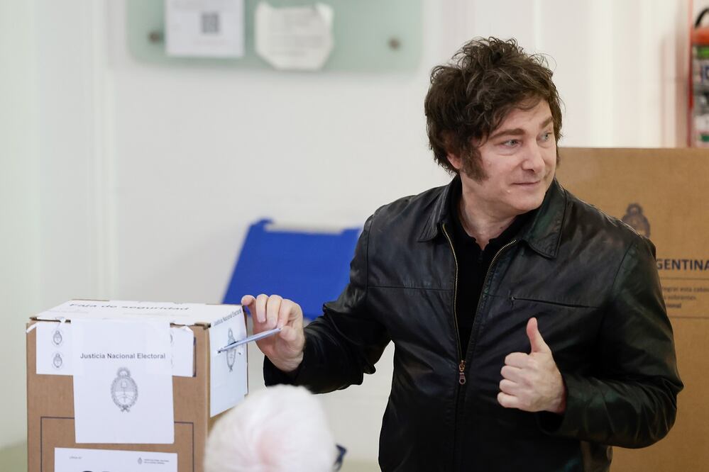 El presidente de Argentina, Javier Milei, emite su voto en las elecciones argentinas, en la Universidad Tecnológica Nacional, en Buenos Aires. FOTO: JUAN IGNACIO RONCORONI. EFE