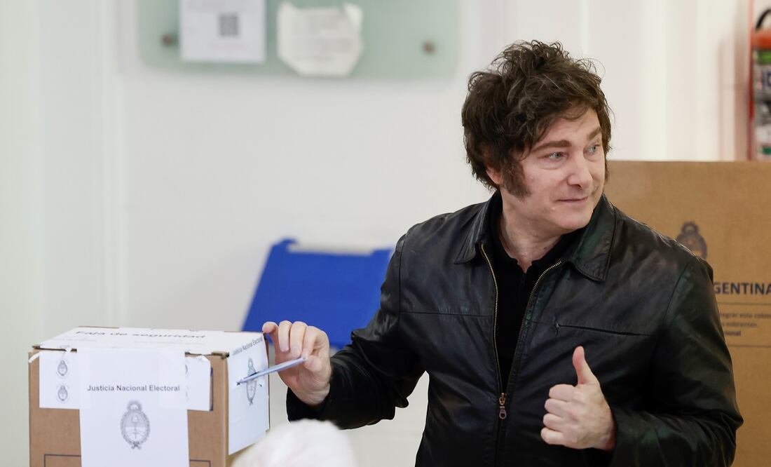 El presidente de Argentina, Javier Milei, emite su voto en las elecciones argentinas, en la Universidad Tecnológica Nacional, en Buenos Aires. FOTO: JUAN IGNACIO RONCORONI. EFE