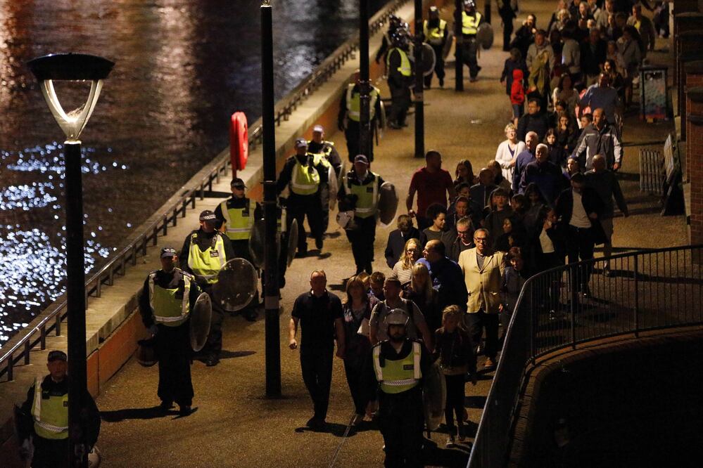 Personas son evacuadas del Puente de Londres después de un incidente, en Londres. (Xinhua)