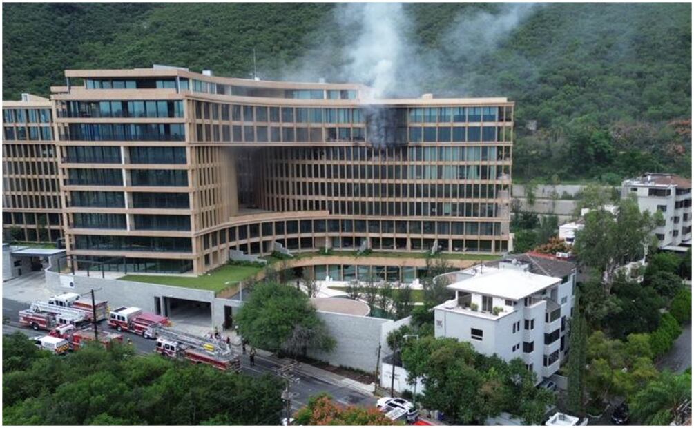 El incendio se registró en el séptimo piso del inmueble, hasta donde acudieron rescatistas de Protección Civil de Nuevo León y bomberos del estado. Foto: Especial