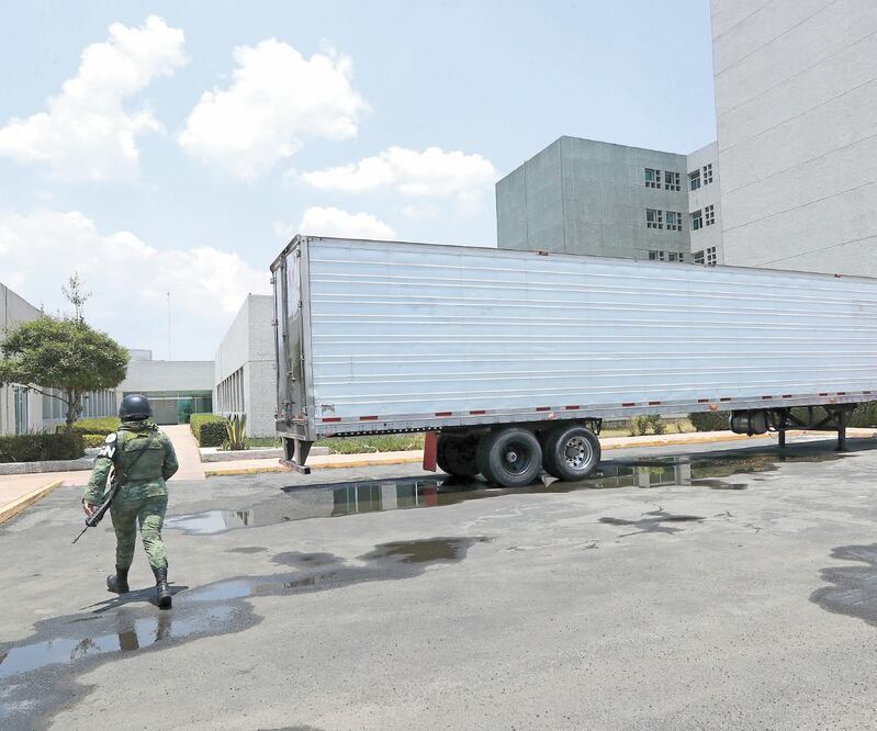 Ante la saturación de los crematorios por el elevado número de decesos, los cuerpos podrán permanecer de 48 a 72 horas en las cajas refrigerantes. Foto: JORGE ALVARADO. EL UNIVERSAL