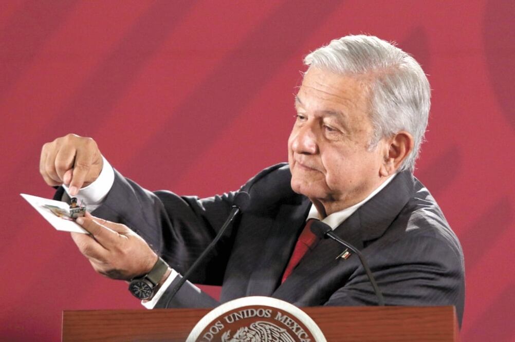 El presidente Andrés Manuel López Obrador reveló que encontró una cámara oculta en Palacio Nacional y la mostró a los medios. Foto: CARLOS MEJÍA. EL UNIVERSAL