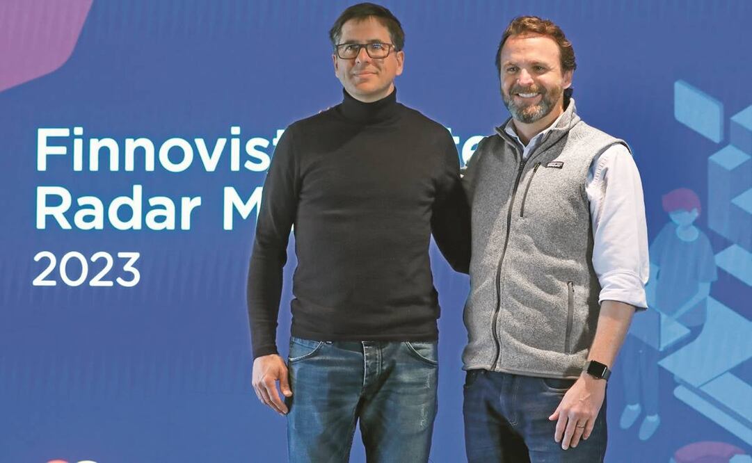 El cofundador de Finnovista, Fermín Bueno, (izq.) y el gerente de Mastercard en México, Mauricio Schwartzmann. Foto: Mario Guzmán/EFE