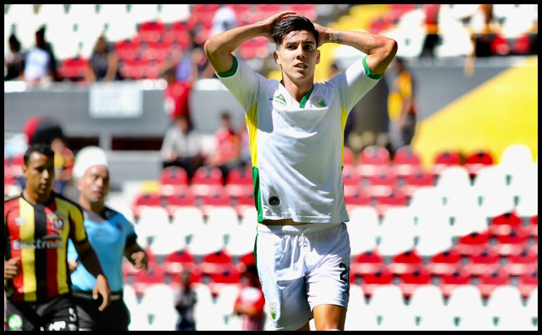 Luis García, de Loros de Colima, se lamenta un disparo desviado en un juego ante Leones Negros  (Imago 7).
