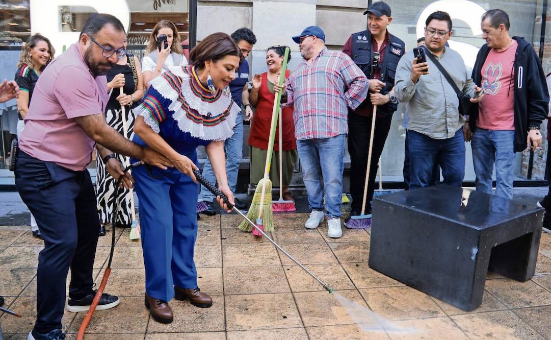 La jefa de Gobierno llevó a cabo un tequio en calles del Centro. Foto: KARLA GUERRERO/EL UNIVERSAL