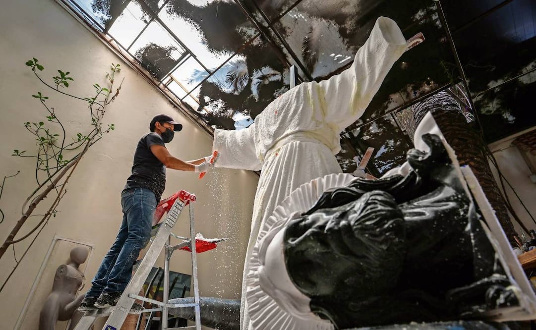 Entre las calles de la colonia Reforma Política, en la alcaldía Iztapalapa, se encuentra un espacio lleno de creatividad donde artesanos, pintores, cartoneros y escultores elaboran figuras monumentales de entre dos y tres metros de altura para varios estados del país como Chihuahua. Foto: Luis Camacho / EL UNIVERSAL