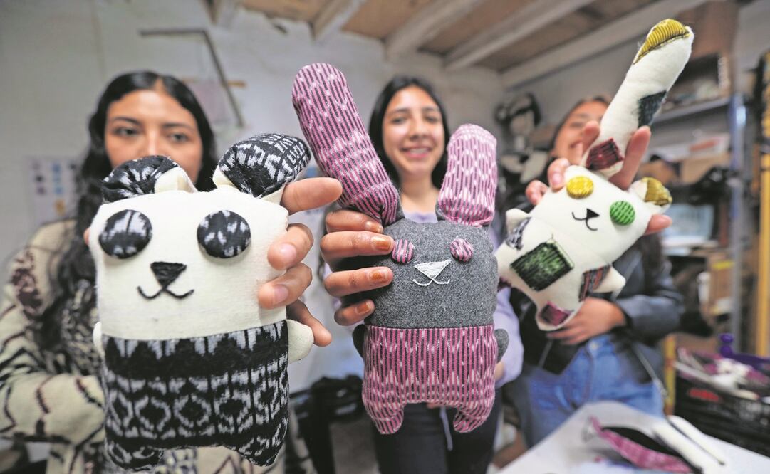 Integrantes de la rebocería realizan un homenaje a un animal endémico de la zona del volcán Xinantécatl que es el conejo teporingo el cual esta considerado extinto.con pedazos de rebozos son elaborados unos pequeños conejos.Jorge Alvarado/EL UNIVERSAL