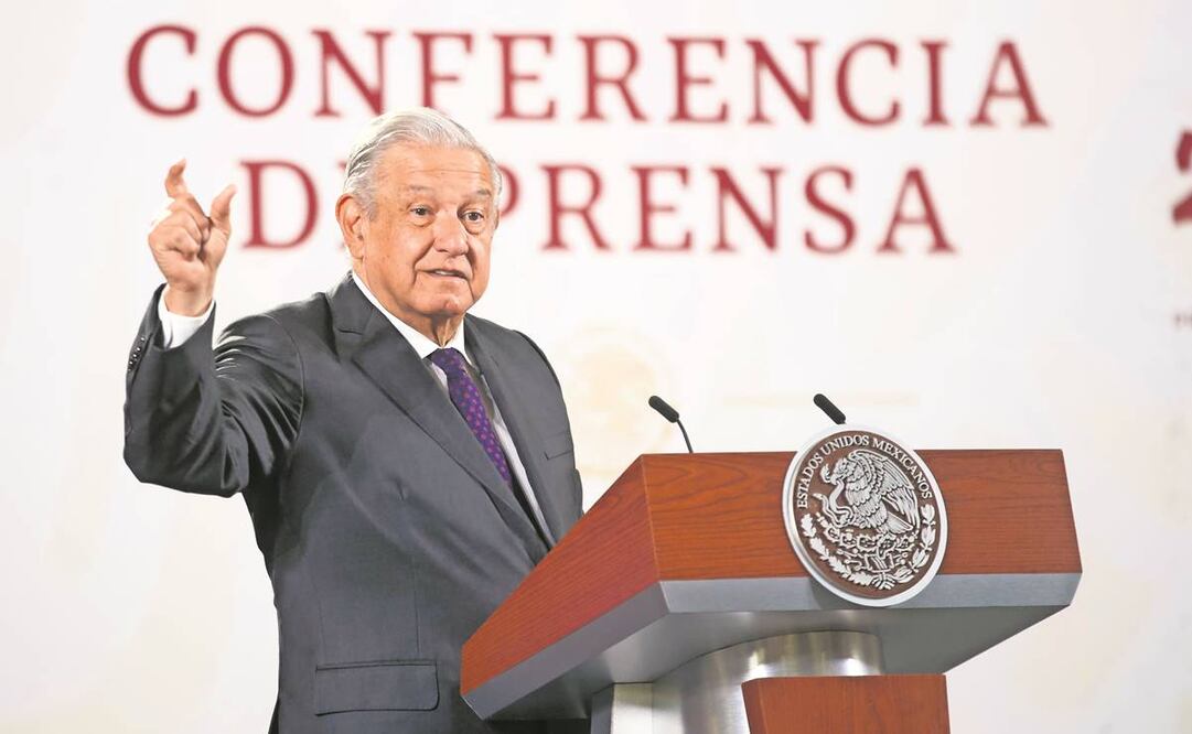 El presidente López Obrador acusó que el INE viola la Constitución y atenta contra la democracia, al no promover la participación en la consulta de revocación de mandato. Foto: Germán Espinosa/ EL UNIVERSAL.