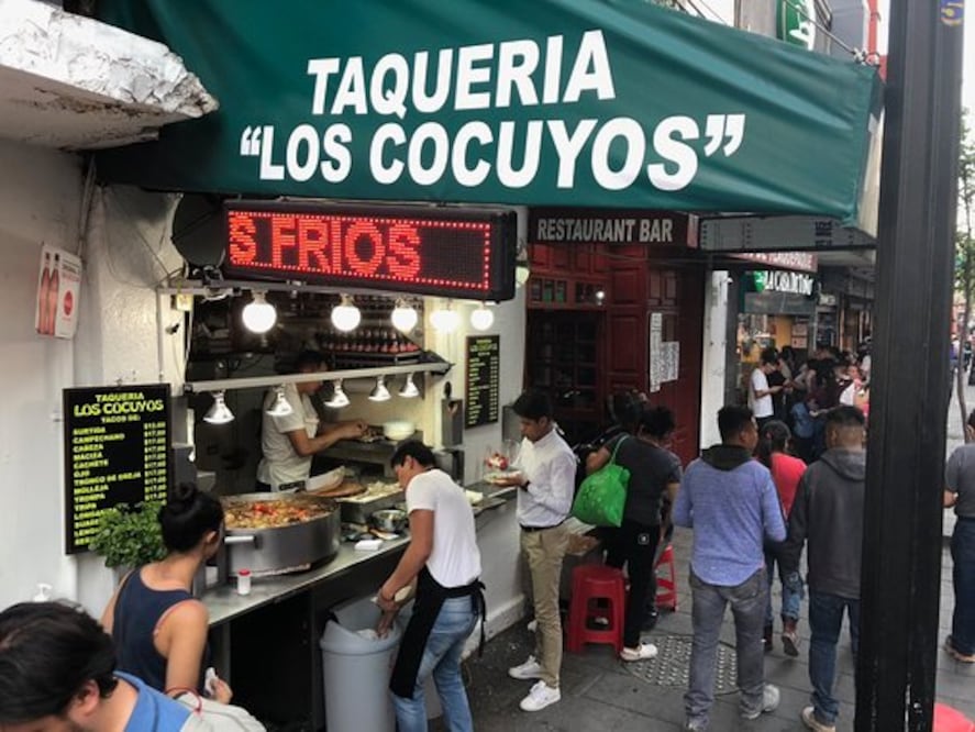 Al transitar por la calle Simón Bolívar, al llegar al número 67, siempre se encontrará a muchas personas comiendo en la acera, deleitando el gran sabor de los tacos Los Cocuyos. Foto: Redes sociales