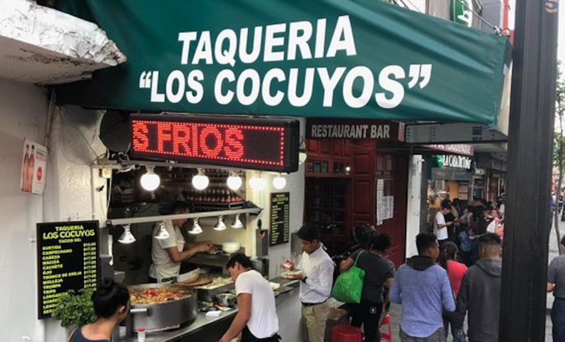 Al transitar por la calle Simón Bolívar, al llegar al número 67, siempre se encontrará a muchas personas comiendo en la acera, deleitando el gran sabor de los tacos Los Cocuyos. Foto: Redes sociales
