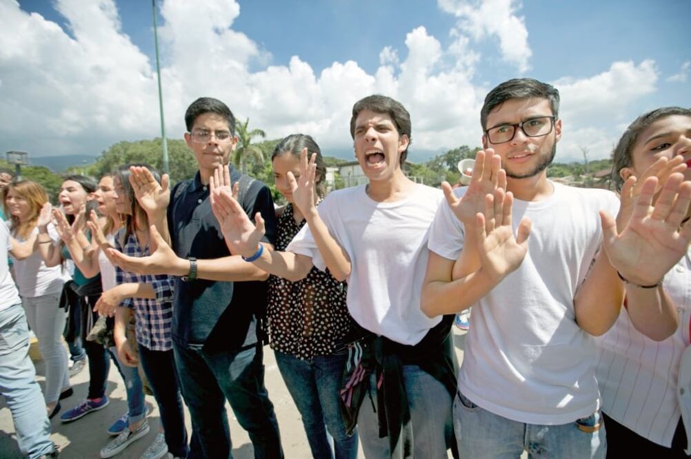Estudiantes universitarios protestaron ayer para demandar que se realice el referéndum revocatorio en contra del presidente Nicolás Maduro. (FOTO: ARIANA CUBILLOS. AP)