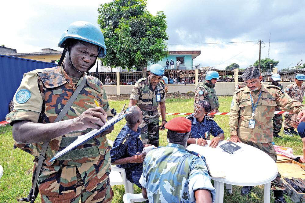 Oficiales de la ONU en una operación de desarme y desmovilización en Abiyán, Costa de Marfil, en 2012 (HIEN MCLINE. ONU)