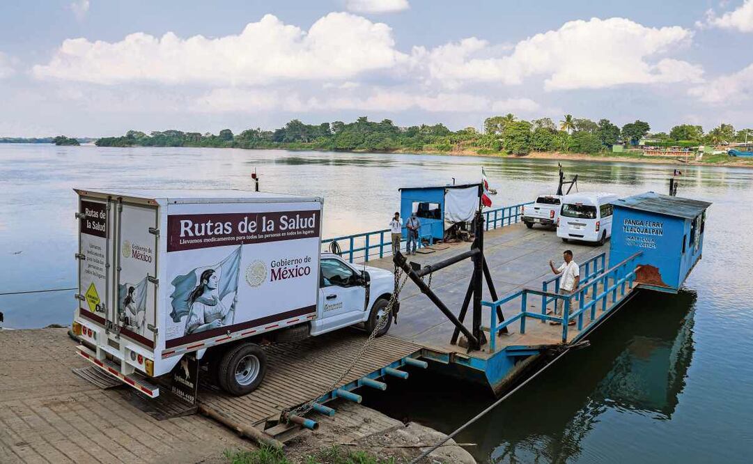 Una camioneta de Rutas de la Salud cruza el río Papaloapan en una panga para llegar a comunidades como Chicaltianguis, Tlacojalpan y Otatitlán, que son de difícil acceso. Foto: Gabriel Pano / EL UNIVERSAL