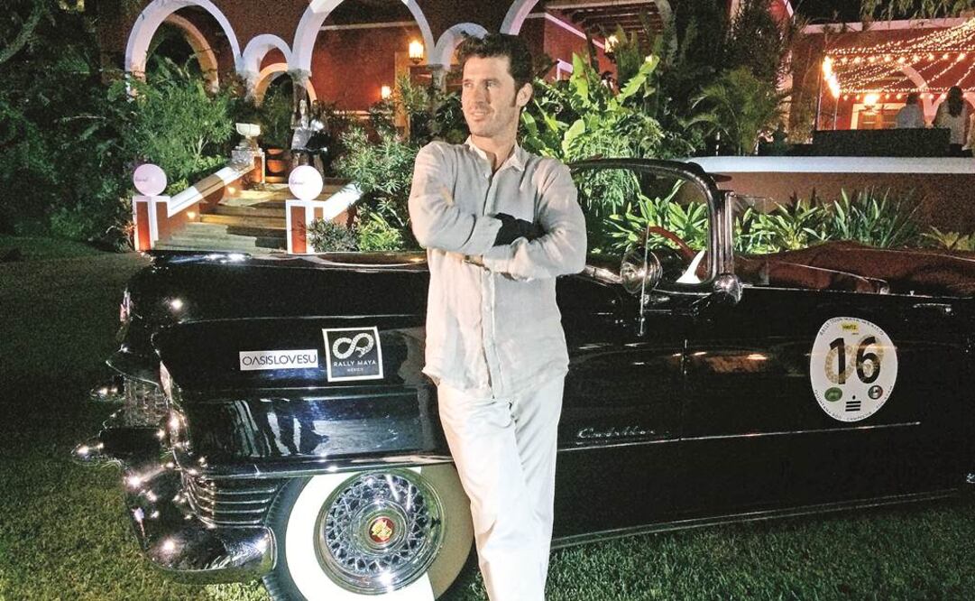 El actor participa a bordo de su Oldsmobile en la segunda edición del Rally Maya que arrancó ayer en Mérida