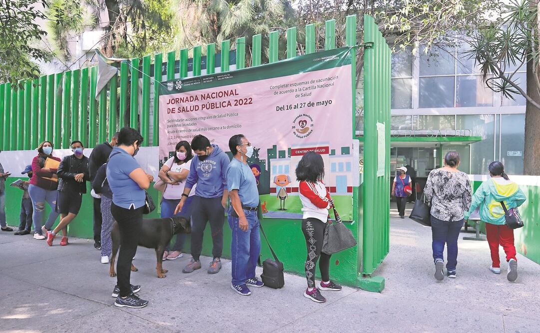 En los momentos más fuertes de la pandemia se llegaron a reportar hasta 11 mil contagios diarios en la CDMX. En el Centro de Salud Portales, personas esperan para aplicarse una prueba para detectar Covid-19. Foto: Berenice Fregoso/ EL UNIVERSAL.