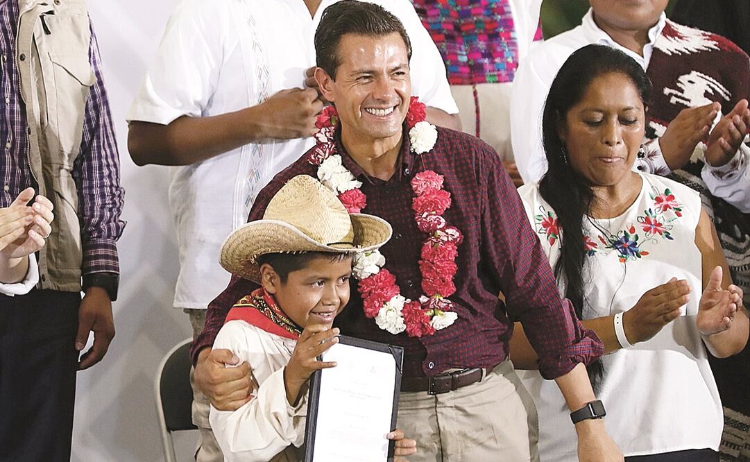 El presidente Enrique Peña Nieto entregó apoyos y becas de los programas de la Comisión para el Desarrollo de los Pueblos Indígenas. (ESPECIAL)