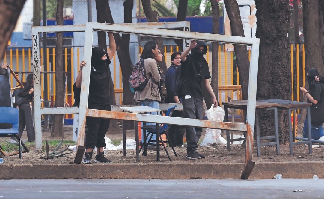 Un grupo de encapuchados bloqueó la avenida Churubusco en ambos sentidos, a la altura de la Prepa 2. Foto: de CARLOS MEJÍA. EL UNIVERSAL