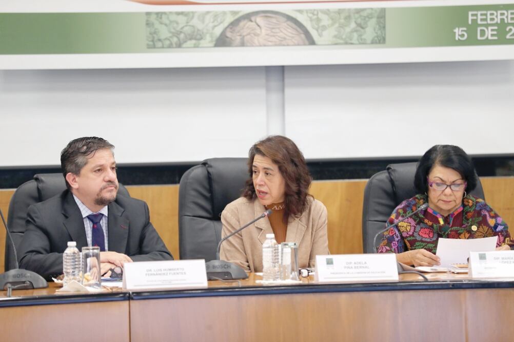 El titular de la autoridad educativa en la CDMX, Luis Humberto Fernández, y la diputada de Morena, Adela Piña Bernal (JUAN CARLOS REYES. EL UNIVERSAL)