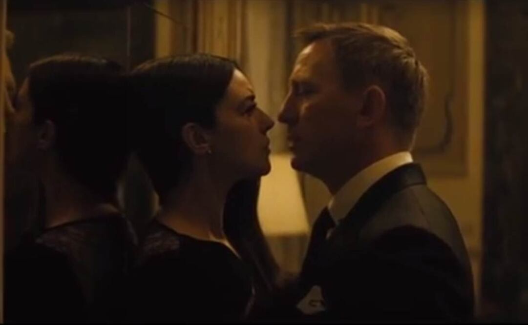 Ya casi al final del avance vemos a Craig en una versión más sensual de su conocida presentación: "Yo soy Bond, James Bond", le dice a la italiana boca a boca. FOTO: Captura pantalla