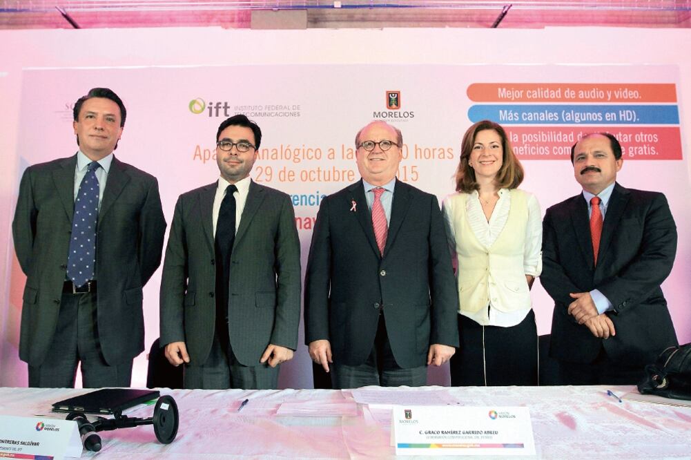 El presidente del Ifetel, Gabriel Contreras y el gobernador de Morelos, Graco Ramírez, informaron los detalles del apagón analógico en la entidad (NOTIMEX)