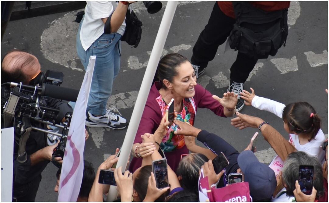 Claudia Shienbaum en el Zócalo mientras es grabada por Epigmenio Ibarra. Foto: Eduardo Castañeda/ EL UNIVERSAL