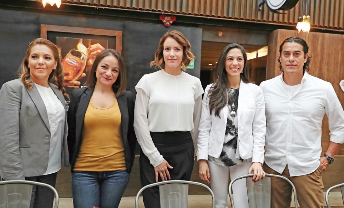 Elena de la Lanza, subdirectora de marca, y el chef Carlos Gaytán, en la presentación de la iniciativa (LUCÍA GODINEZ. EL UNIVERSAL)