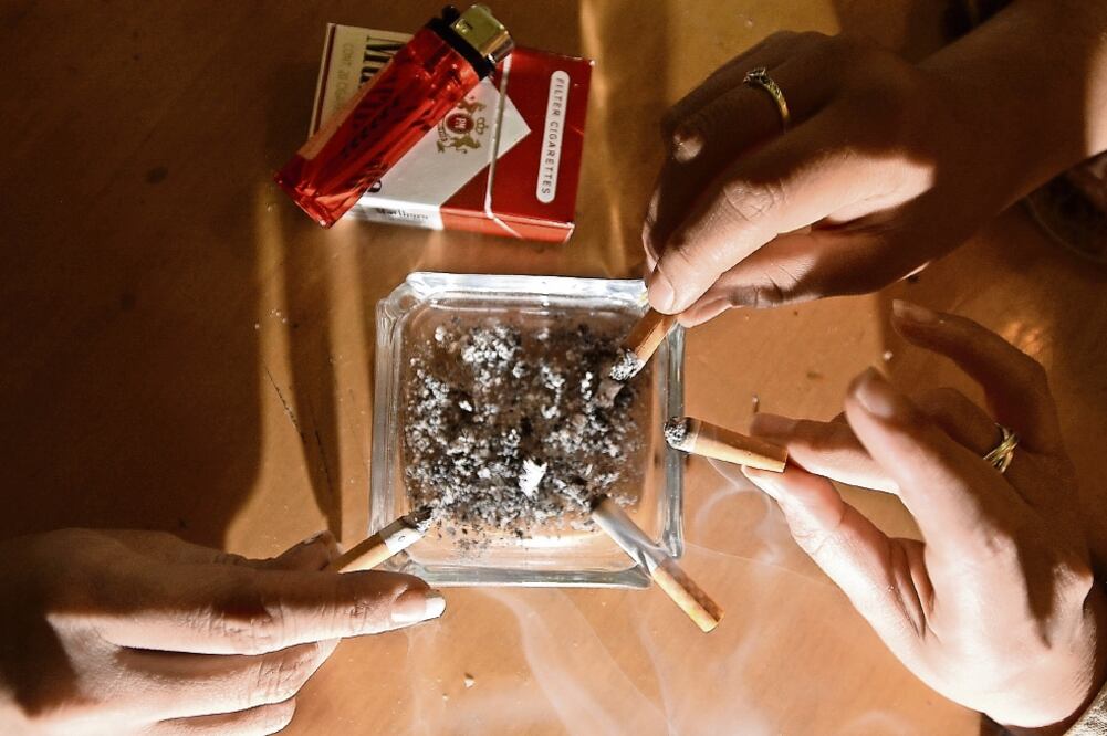 De acuerdo con el diputado, los menores no tienen desarrollado el aparato respiratorio, por lo que el humo del cigarro es muy dañino (ARCHIVO EL UNIVERSAL)