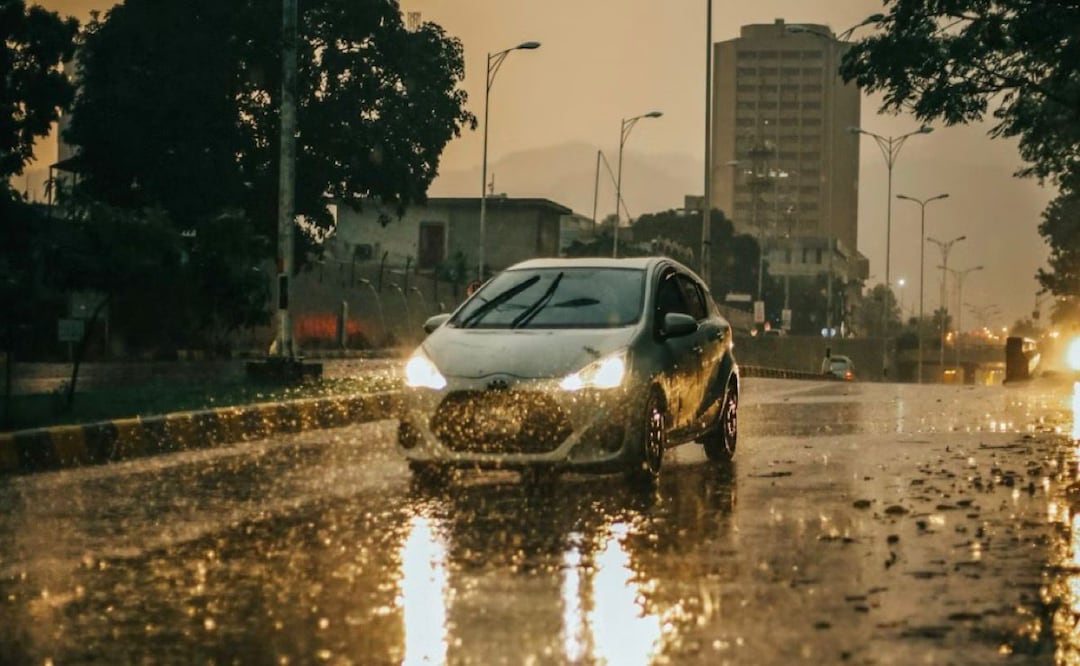 Conducir bajo la lluvia pone a prueba tu concentración al volante. Foto: Unsplash