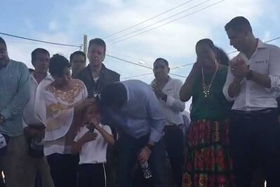 Niña rompe en llanto y pide apoyo a Osorio Chong en Oaxaca