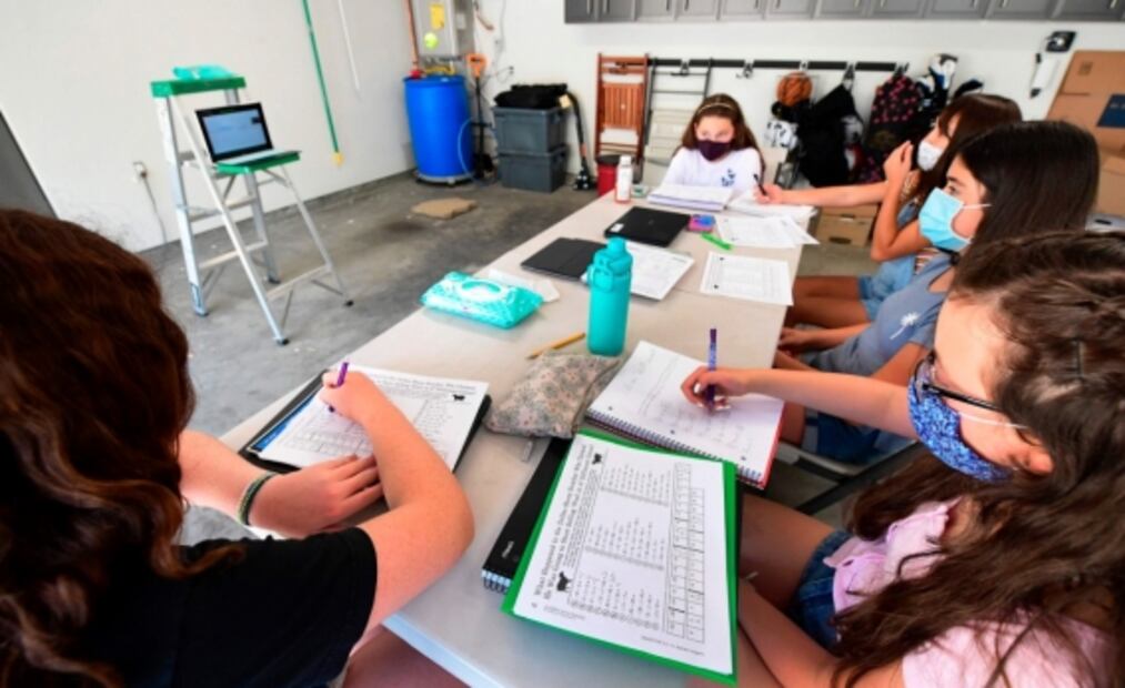 "Cápsulas de aprendizaje": regreso a clases en garajes y para pocos en Estados Unidos