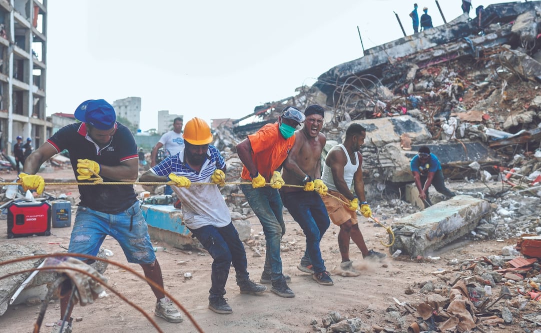 Voluntarios jalan una cuerda para remover escombros de un edificio colapsado en La Guaira por los terremotos del 24 de junio pasado. Foto: Ariana Cubillos/ AP