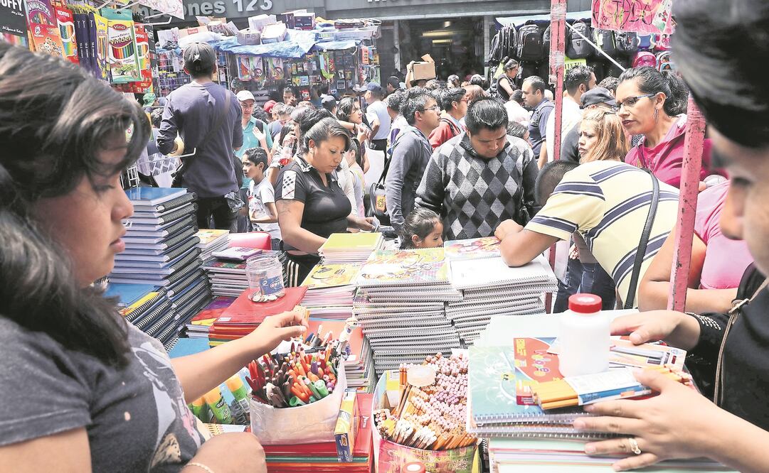 La calle de Mesones es la más buscada en esta temporada pues, según los padres, en este lugar se ofertan artículos de papelería a precios accesibles. (JUAN CARLOS REYES. EL UNIVERSAL)