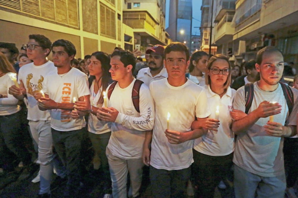 Universitarios sostuvieron velas en la vigilia por su compañero Juan Pablo Pernalete, asesinado el miércoles durante las protestas en Caracas. (FERNANDO LLANO. AP)