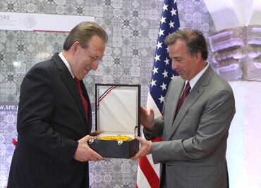 Wayne recibe Orden del Águila Azteca