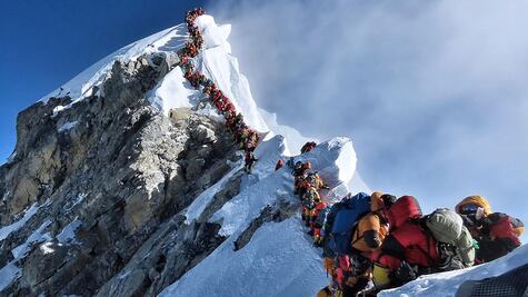 Ahora hay que "pedir turno" para subir al Everest, la montaña más alta del mundo