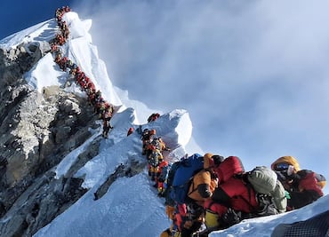 Ahora hay que "pedir turno" para subir al Everest, la montaña más alta del mundo