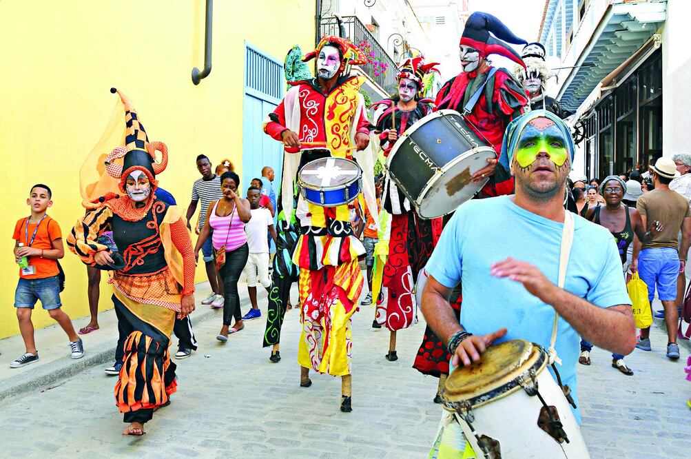 Artistas participan en el Festival Internacional de Danza en Paisajes Urbanos "Habana Vieja, Ciudad en Movimiento". América Latina ha permanecido mayoritariamente al margen de la normalización de relaciones entre Cuba y EU (JOAQUÍN HERNÁNDEZ / XINHUA)