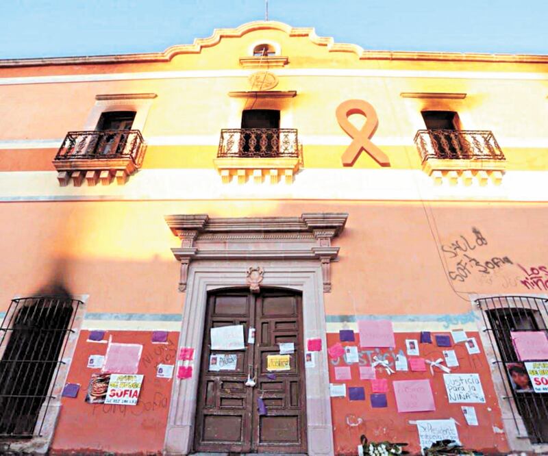 Ante la indignación por el feminicidio de la niña Sofía, manifestantes prendieron fuego a algunas oficinas de la alcaldía de Fresnillo. El incendio fue controlado cerca de la medianoche. ESPECIAL