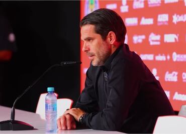 Fernando Gago vive incómodo momento durante su conferencia de prensa, en su regreso a Guadalajara